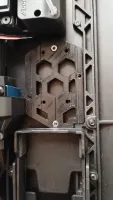 Reglerhalter mit wabenförmigen Aussparungen im offenen Chassis des Team Asso SR7
