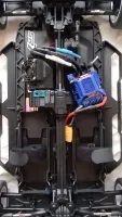 Offenes Team-Asso-SR7-Chassis von oben mit Regler, Motor, Akkufächern und verlegten Kabeln