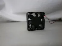 Motorlüfter 40 × 40 × 10 mm BB mit schwarzem Lüfterrad und Anschlusskabel, Frontansicht
