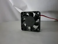 Motorlüfter 40 × 40 × 10 mm BB mit sichtbarer Motornabe und rot-schwarzem Anschlusskabel