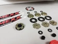 Einzelteile des Flexx-Mexx-Schaltfahrwerks für Traxxas X-Maxx mit einem zusammengesetzten Einsatz links