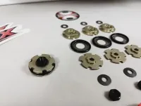Flexx-Mexx-Schaltfahrwerk für Traxxas X-Maxx, Nahaufnahme der Metallteile, Dichtringe und schwarzen Muttern