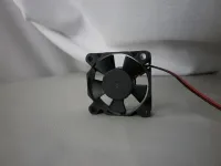 Motorlüfter 35 × 35 × 10 mm BB mit schwarzem Lüfterrad und rot-schwarzem Anschlusskabel