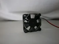 Motorlüfter 35 × 35 × 10 mm BB frontal fotografiert, mit Lüfterrahmen und Anschlussleitung