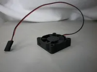 Motorlüfter 35 × 35 × 10 mm BB liegend, mit Anschlusskabel und schwarzem Stecker