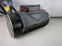 Kühlvogel 56 Universal, schwarzer Motorkühler am zylindrischen Brushless-Motor mit angeschlossenen Kabeln