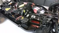 MCD RR5 Competition Buggy, geöffneter Fahrzeugaufbau mit sichtbarer Elektronik, Kabeln und Antriebskomponenten