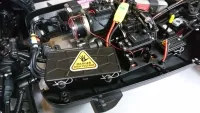 MCD RR5 Competition Buggy, Nahaufnahme des eingebauten schwarzen Elektronikgehäuses und der Anschlusskabel