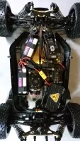 MCD RR5 Competition Buggy, Fahrzeugchassis von oben mit Verkabelung und sichtbarer Elektronik