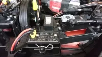 MCD RR5 Competition Buggy, Nahaufnahme der im Chassis montierten Schwaben-Tec-RC-Elektronik und Stromkabel