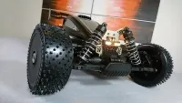 MCD RR5 Competition Buggy, Vorderachse mit Federbeinen, Radaufhängung und grobstolligen Reifen
