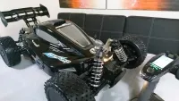 MCD RR5 Competition Buggy, schwarze Karosserie mit Frontstoßfänger und sichtbarer Vorderachsfederung