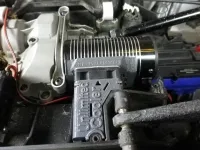 Traxxas UDR Unlimited Cooler, montierter Motorkühler mit Kühlrippen und Halterung im Fahrzeugchassis