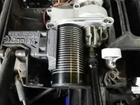 Traxxas UDR Unlimited Cooler, gerippter Motorkühler im Traxxas-UDR-Chassis zwischen den Fahrzeugkomponenten
