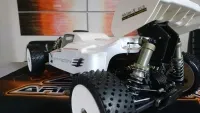 MCD RR5 Max Pro CF Buggy mit weißer Karosserie, Hinterrädern und Heckflügel, schräg von hinten