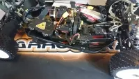 MCD RR5 Max Pro CF ohne Karosserie mit sichtbarer Elektronik und Akkufächern, seitliche Gesamtansicht