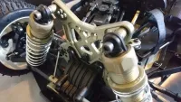 Detail der vorderen Stoßdämpfer und Dämpferbrücke am MCD RR5 Max Pro CF