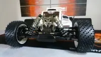 MCD RR5 Max Pro CF Buggy frontal mit weißen Rädern und freiliegender Vorderachse