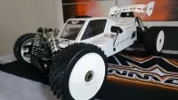 MCD RR5 Max Pro CF mit weißer Karosserie und großem Vorderrad, schräge Frontansicht