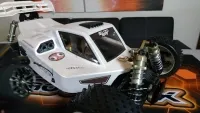 Nahaufnahme der weißen Karosserie und vorderen Radaufhängung des MCD RR5 Max Pro CF