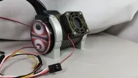VeloCiRaptor 1000 für Traxxas XRT mit seitlichem Schwaben-Tec-Aufkleber und oben montiertem Lüfter