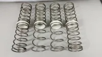 Acht Metallfedern des Traxxas X-Maxx Tuning-Feder-Sets LW in zwei Reihen ausgelegt