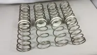 Traxxas X-Maxx Tuning-Feder-Set LW mit unterschiedlich eng gewickelten Federn, schräge Draufsicht