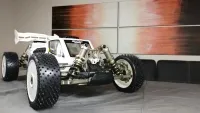 Weißer MCD RR5 Max Ultimate Buggy mit Heckflügel und weißen Scheibenrädern, schräg von vorn