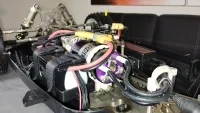 Offenes Chassis des MCD RR5 Max Ultimate mit Akkus, Motor und rot-schwarzen Anschlusskabeln