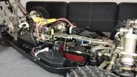 MCD RR5 Max Ultimate ohne Karosserie mit sichtbarer Lenkung, Elektronik und Stoßdämpfern