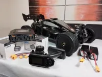 MCD RR5 Competition Max 4 mit Ladegerät auf der Verpackung, Pistolensender und Anschlusskabeln