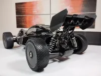 MCD RR5 Competition Max 4 mit schwarzer Karosserie und großem Heckflügel, schräg von hinten