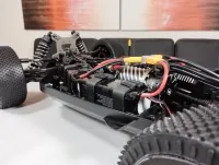 Elektronik und Antrieb im offenen Chassis des MCD RR5 Competition Max 4, seitliche Nahaufnahme