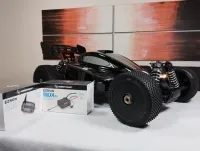 Schwarzer MCD RR5 Competition Max 4 mit EZRUN-MAX4-Verpackung, schräg von vorn