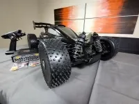 Schwarzer MCD RR5 Competition Max 4 mit grobstolligen Reifen, Pistolensender und Ladegerät