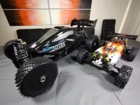 MCD RR5 Competition Max 4 neben einem deutlich kleineren RC-Buggy im Größenvergleich
