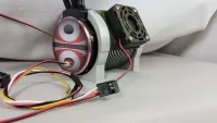 Motor-Upgrade 880 KV für Traxxas XRT mit seitlichem Schwaben-Tec-Aufkleber und Anschlusskabeln