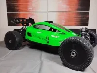 Grüner MCD RR5 Competition 2T mit schwarzem Heckflügel, schräg von der Seite