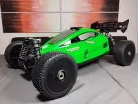 MCD RR5 Competition 2T mit grüner Karosserie und sichtbaren vorderen Stoßdämpfern