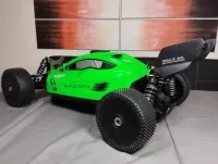 Grüner MCD RR5 Competition 2T von hinten mit schwarzem Heckflügel und Stollenreifen