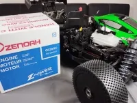 MCD RR5 Competition 2T ohne Karosserie neben einer Zenoah-Motorverpackung