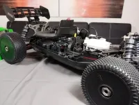 MCD RR5 Competition 2T ohne Karosserie, schräger Blick auf Tank, Motor und Chassis