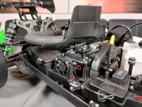 Nahaufnahme des Motors und der schwarzen Abdeckung im MCD RR5 Competition 2T
