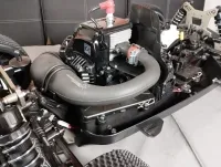 Gebogene Abgasanlage und Motor im offenen Chassis des MCD RR5 Competition 2T