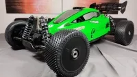 Grüner MCD RR5 Competition 2T mit schwarzen Scheibenrädern in niedriger Frontansicht