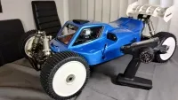 Blauer MCD RR5 Max 4 Ultimate mit weißen Rädern und danebenstehendem Pistolensender