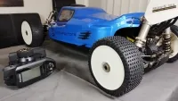 Blauer MCD RR5 Max 4 Ultimate seitlich mit weißem Hinterrad und liegendem Pistolensender