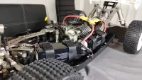 Offenes Chassis des MCD RR5 Max 4 Ultimate mit Akkus, Motor und roten Anschlusskabeln