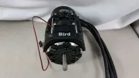 Kühlvogel 70 Single-Fan auf einem Motor mit freier Welle und seitlichen Anschlusskabeln