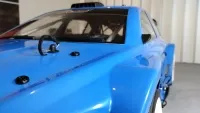 Nahaufnahme der blauen Motorhaube und Windschutzscheibe des MCD XR5 Max 4 Pro Rally